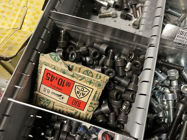 Grote partij metrische en zelftappende schroeven - afbeelding 168 van  202