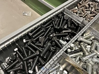 Grote partij metrische zeskantbouten - afbeelding 44 van  232