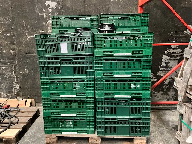 Grote partij mosselkommen en deksels - afbeelding 1 van  8