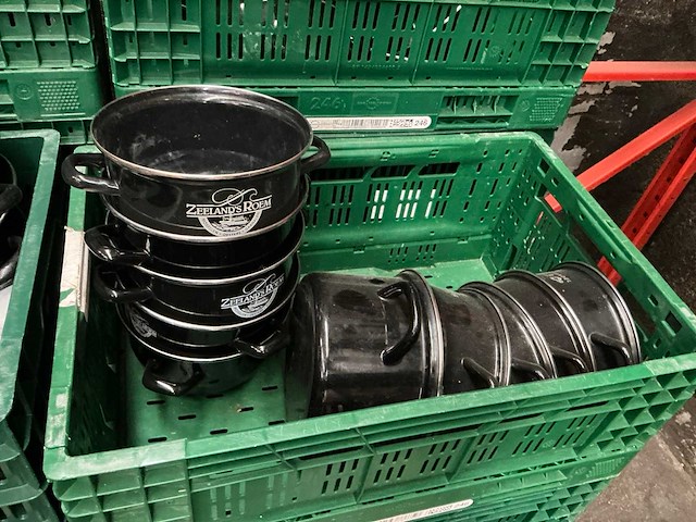 Grote partij mosselkommen en deksels - afbeelding 2 van  8