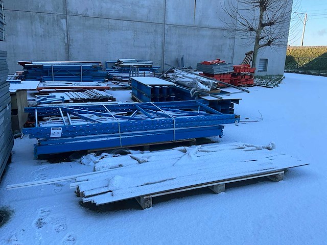 Grote partij pallet en draagarmstelling onderdelen - afbeelding 1 van  14