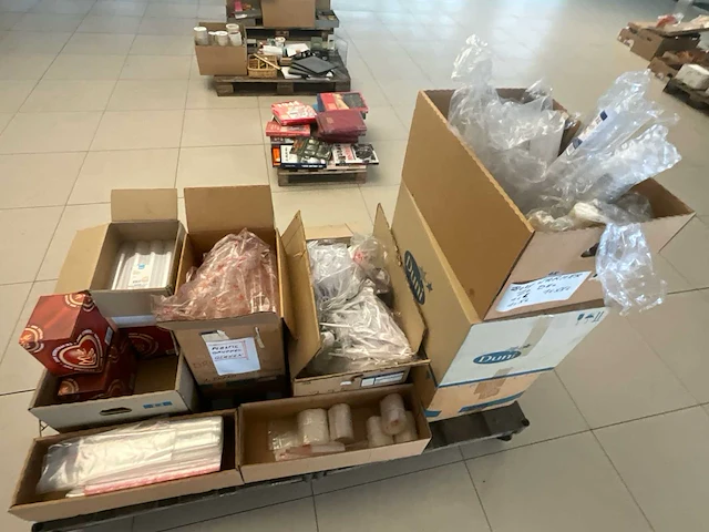 Grote partij plastic cateringbenodigdheden - afbeelding 1 van  6