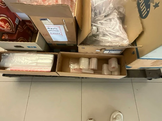 Grote partij plastic cateringbenodigdheden - afbeelding 5 van  6