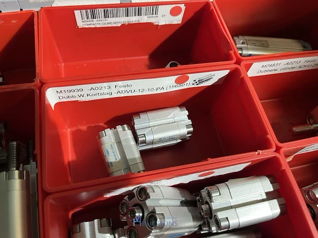 Grote partij pneumatische cilinders en toebehoren - afbeelding 5 van  204