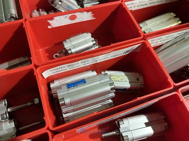 Grote partij pneumatische cilinders en toebehoren - afbeelding 7 van  204