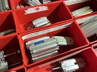 Grote partij pneumatische cilinders en toebehoren - afbeelding 7 van  204