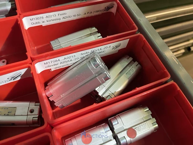 Grote partij pneumatische cilinders en toebehoren - afbeelding 11 van  204