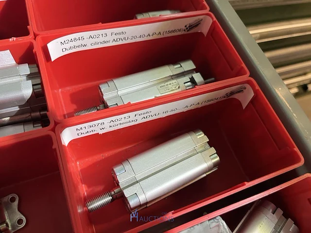 Grote partij pneumatische cilinders en toebehoren - afbeelding 12 van  204