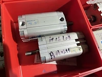 Grote partij pneumatische cilinders en toebehoren - afbeelding 23 van  204