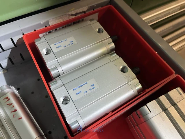 Grote partij pneumatische cilinders en toebehoren - afbeelding 28 van  204
