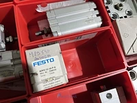 Grote partij pneumatische cilinders en toebehoren - afbeelding 31 van  204