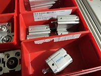 Grote partij pneumatische cilinders en toebehoren - afbeelding 41 van  204