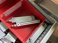 Grote partij pneumatische cilinders en toebehoren - afbeelding 50 van  204