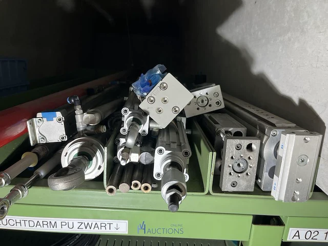 Grote partij pneumatische cilinders en toebehoren - afbeelding 117 van  204