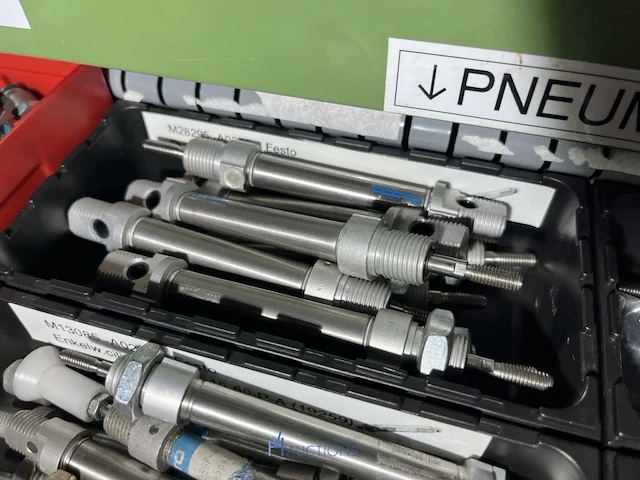 Grote partij pneumatische cilinders en toebehoren - afbeelding 121 van  204