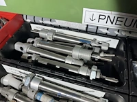 Grote partij pneumatische cilinders en toebehoren - afbeelding 121 van  204