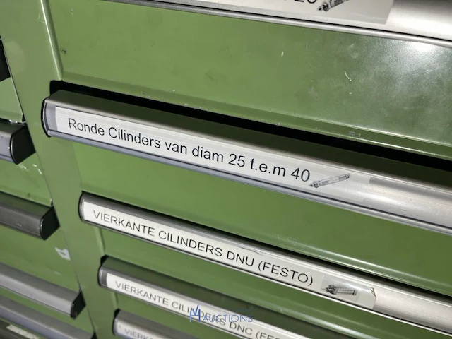 Grote partij pneumatische cilinders en toebehoren - afbeelding 146 van  204