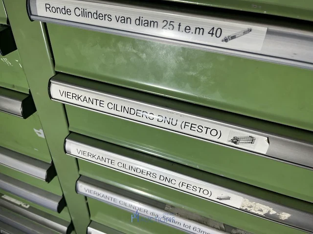 Grote partij pneumatische cilinders en toebehoren - afbeelding 159 van  204