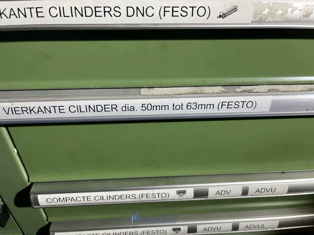 Grote partij pneumatische cilinders en toebehoren - afbeelding 171 van  204
