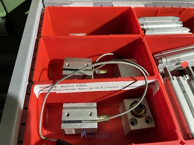 Grote partij pneumatische cilinders en toebehoren - afbeelding 197 van  204