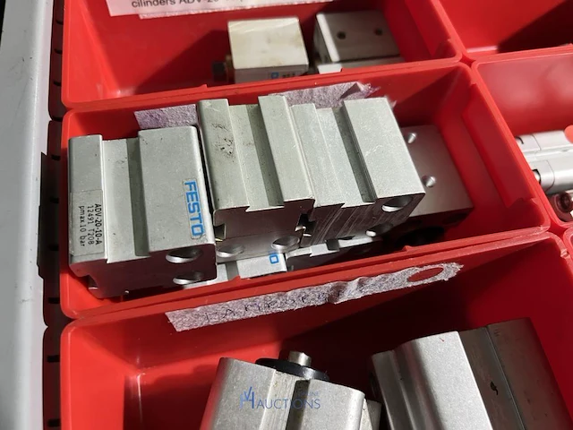 Grote partij pneumatische cilinders en toebehoren - afbeelding 199 van  204