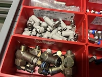 Grote partij pneumatische koppelingen, slangen en armaturen - afbeelding 29 van  191