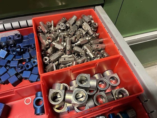 Grote partij pneumatische koppelingen, slangen en armaturen - afbeelding 47 van  191