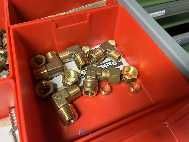 Grote partij pneumatische koppelingen, slangen en armaturen - afbeelding 113 van  191