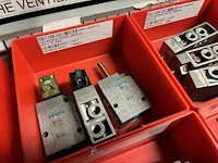 Grote partij pneumatische ventielen en ventieleilanden - afbeelding 115 van  193