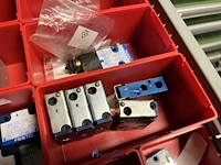 Grote partij pneumatische ventielen en ventieleilanden - afbeelding 169 van  193