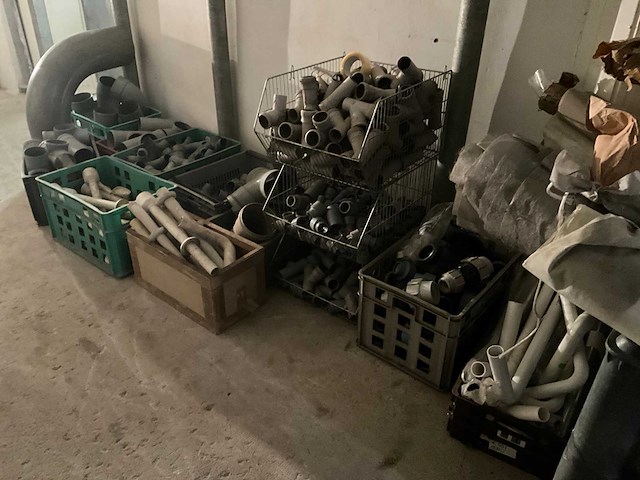 Grote partij pvc moffen en koppelingen - afbeelding 1 van  6