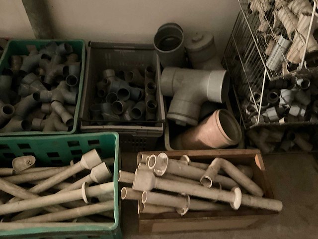 Grote partij pvc moffen en koppelingen - afbeelding 2 van  4