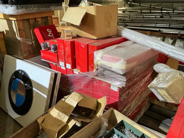 Grote partij reclamepanelen, logo’s, lichtbakken - afbeelding 6 van  18