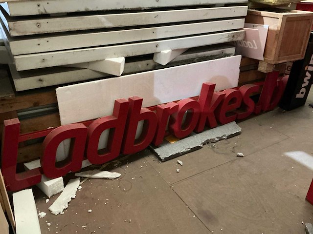 Grote partij reclamepanelen, logo’s, lichtbakken - afbeelding 9 van  18