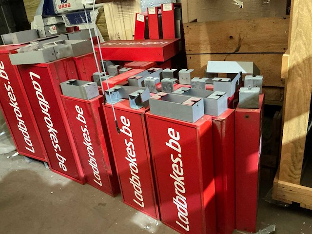 Grote partij reclamepanelen, logo’s, lichtbakken - afbeelding 10 van  18