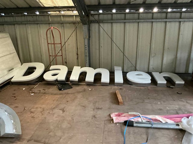 Grote partij reclamepanelen, logo’s, lichtbakken - afbeelding 13 van  18