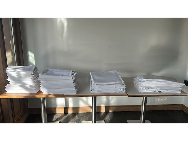 Grote partij restaurantlinnen - afbeelding 1 van  2