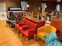 Grote partij restaurantstoelen - afbeelding 2 van  5