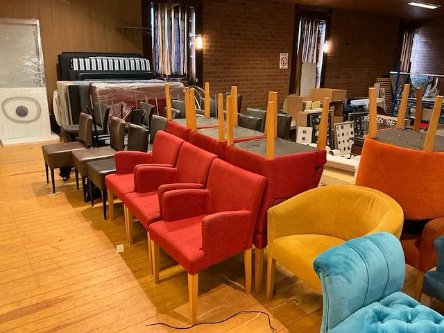 Grote partij restaurantstoelen - afbeelding 2 van  5