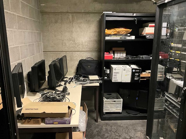 Grote partij schermen en it kabels en accessoires (eerste verdiep) - afbeelding 1 van  7