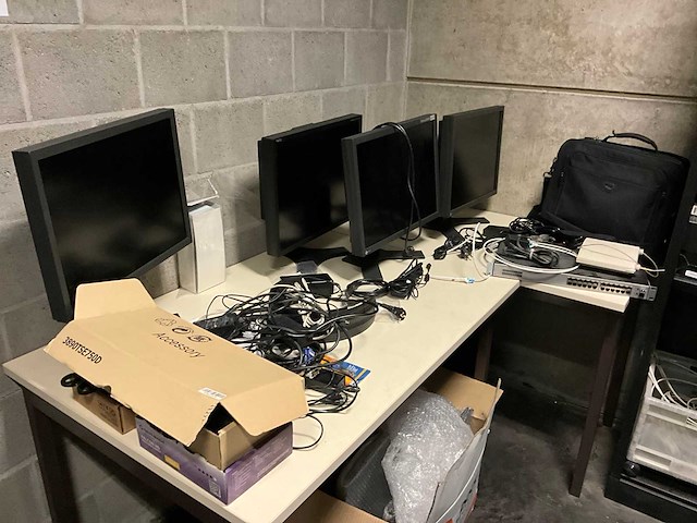 Grote partij schermen en it kabels en accessoires (eerste verdiep) - afbeelding 2 van  7