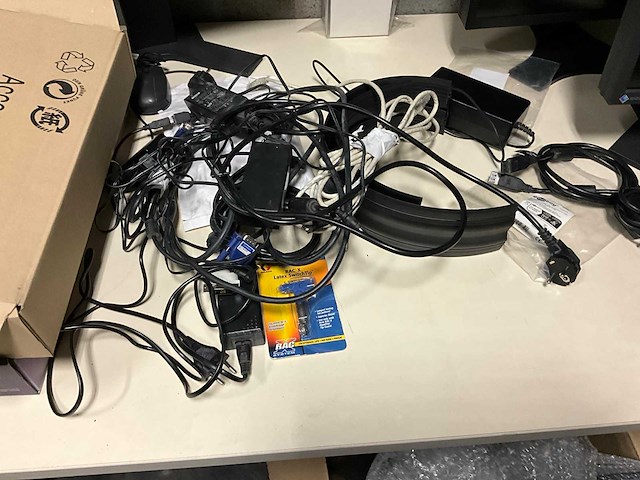 Grote partij schermen en it kabels en accessoires (eerste verdiep) - afbeelding 4 van  7