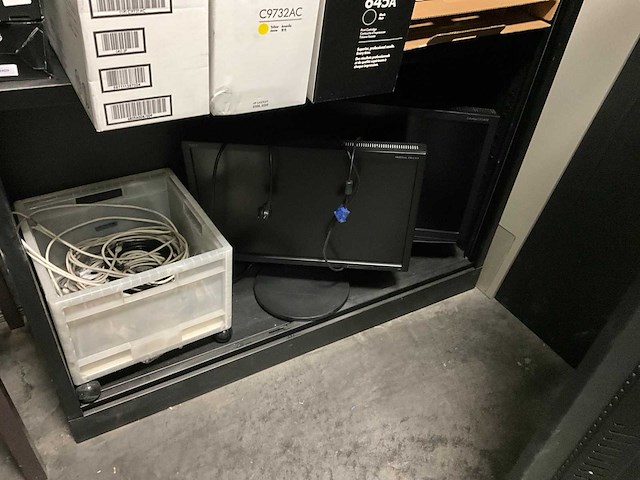 Grote partij schermen en it kabels en accessoires (eerste verdiep) - afbeelding 5 van  7