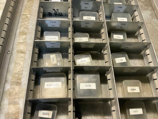 Grote partij schroefjes en onderdelen voor bodys en draaibeitels - afbeelding 2 van  14