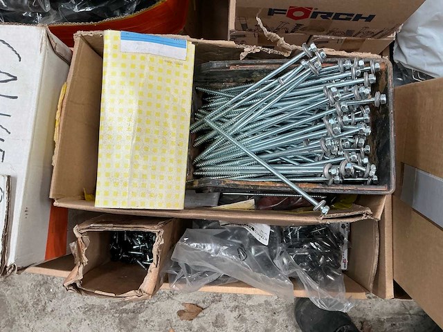 Grote partij schroeven, afdekplaatjes en sealplaatjes - afbeelding 2 van  25