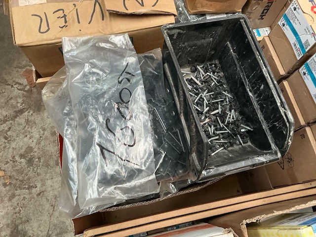 Grote partij schroeven, afdekplaatjes en sealplaatjes - afbeelding 3 van  25