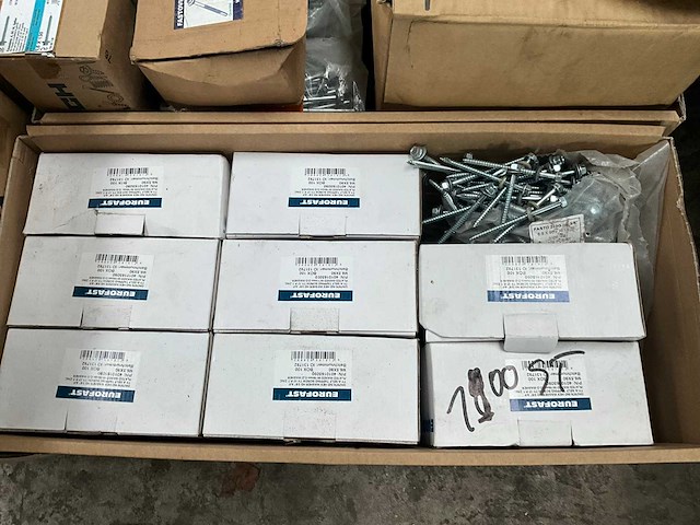 Grote partij schroeven, afdekplaatjes en sealplaatjes - afbeelding 8 van  25