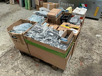 Grote partij schroeven, afdekplaatjes en sealplaatjes - afbeelding 1 van  25