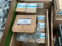 Grote partij schroeven, afdekplaatjes en sealplaatjes - afbeelding 13 van  25