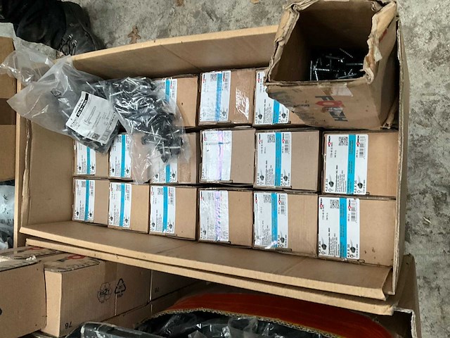 Grote partij schroeven, afdekplaatjes en sealplaatjes - afbeelding 18 van  25